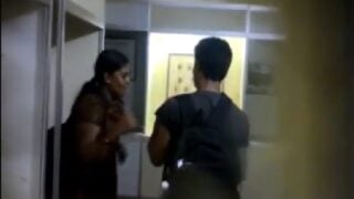 Andhra hidden cam lo college ammayi dengu