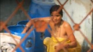 Amalapuram lo indian nude aunty snanam