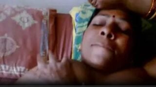 నా తల్లి తండ్రి స్నేహితుడితో సెక్స్ చేస్తోంది