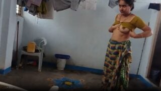 Sexy telugu aunty naked saree draping mms
