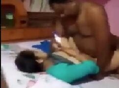 ఇంట్లో తన కోడలితో రహస్యంగా సెక్స్ చేస్తున్న మామగారు